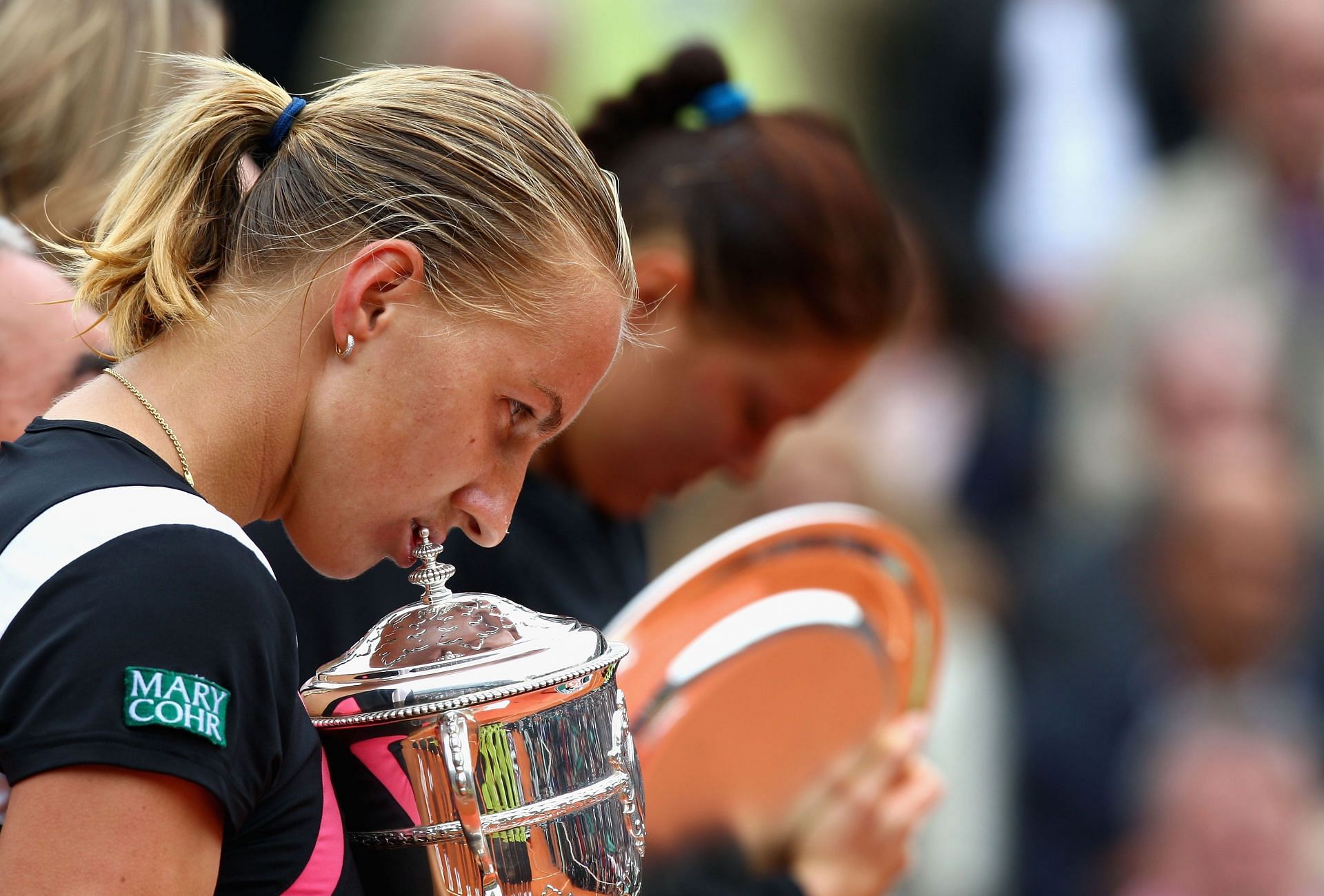 Svetlana Kuznetsova beat Dinara Safina in the 2009 Roland Garros final.