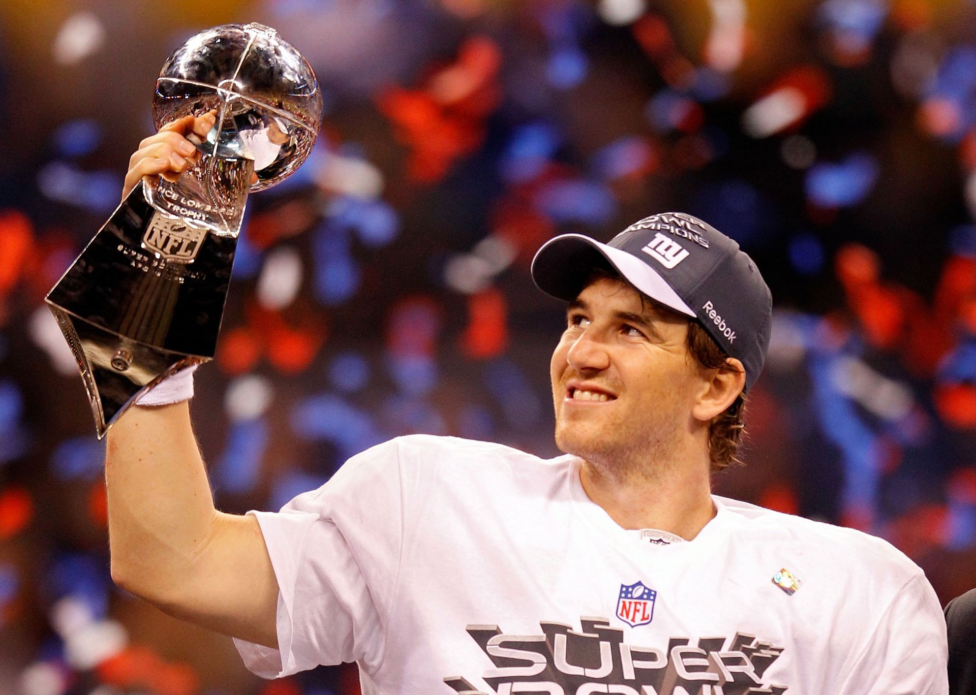 Eli Manning lifting the Vince Lombardi trophy