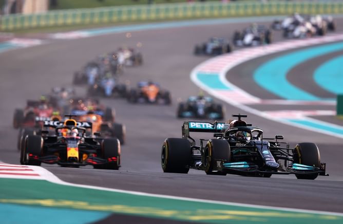 "Sick to my stomach" – Lewis Hamilton fans react to shocking footage of F1 race director's cooperation with Red Bull