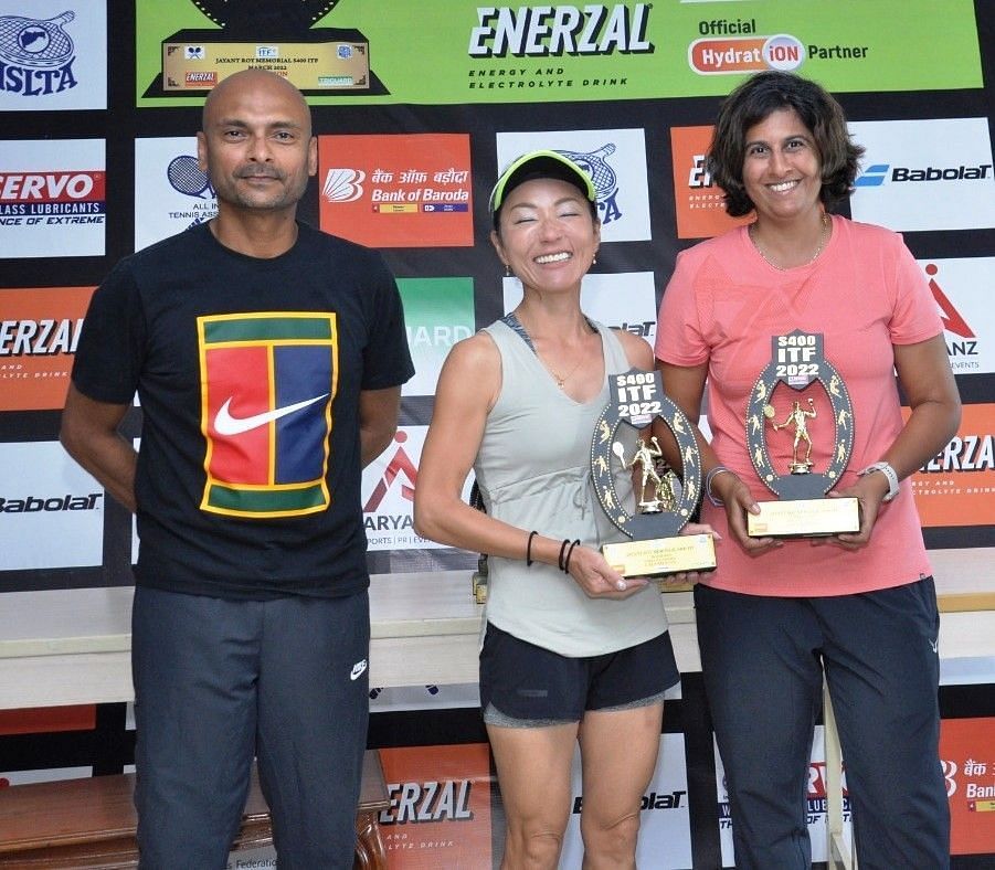 Tournament Director Nikhil Rao along with Mayuka Sakai (C) and Radhika Tulpule Kanitkar, winners of the combined 35 plus women&#039;s doubles at the MSLTA courts in Mumbai on Friday. (Pic credit: MSLTA)