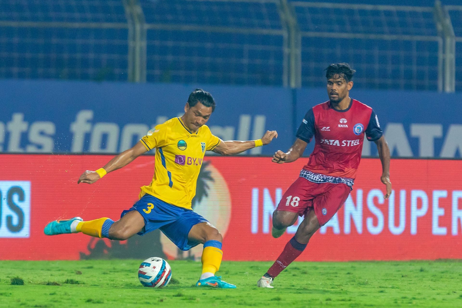 KBFC&#039;s Sandeep Singh (L) and JFC&#039;s Ritwik Das in action. [Credits: ISL]