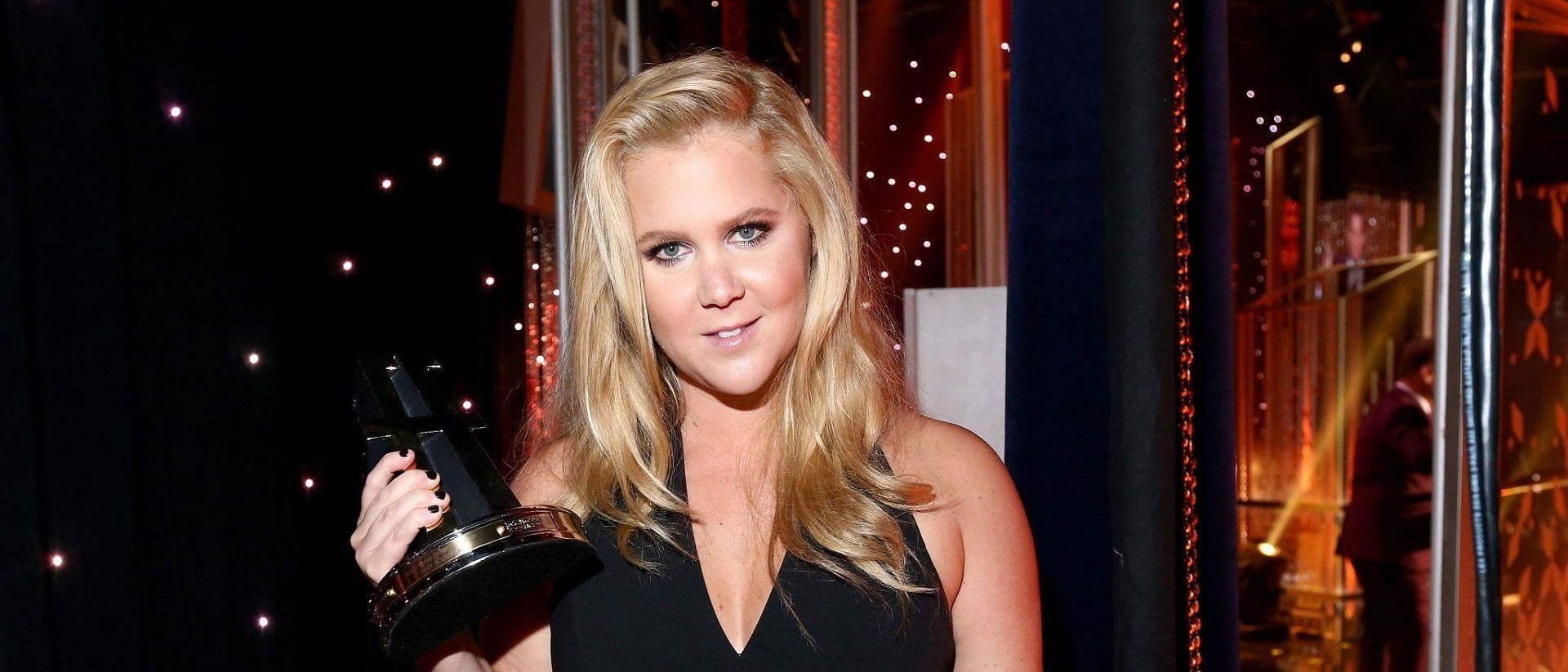 Amy Schumer started showing symptoms of trichotillomania during her adolescent years (Image via Christopher Polk/Getty Images)
