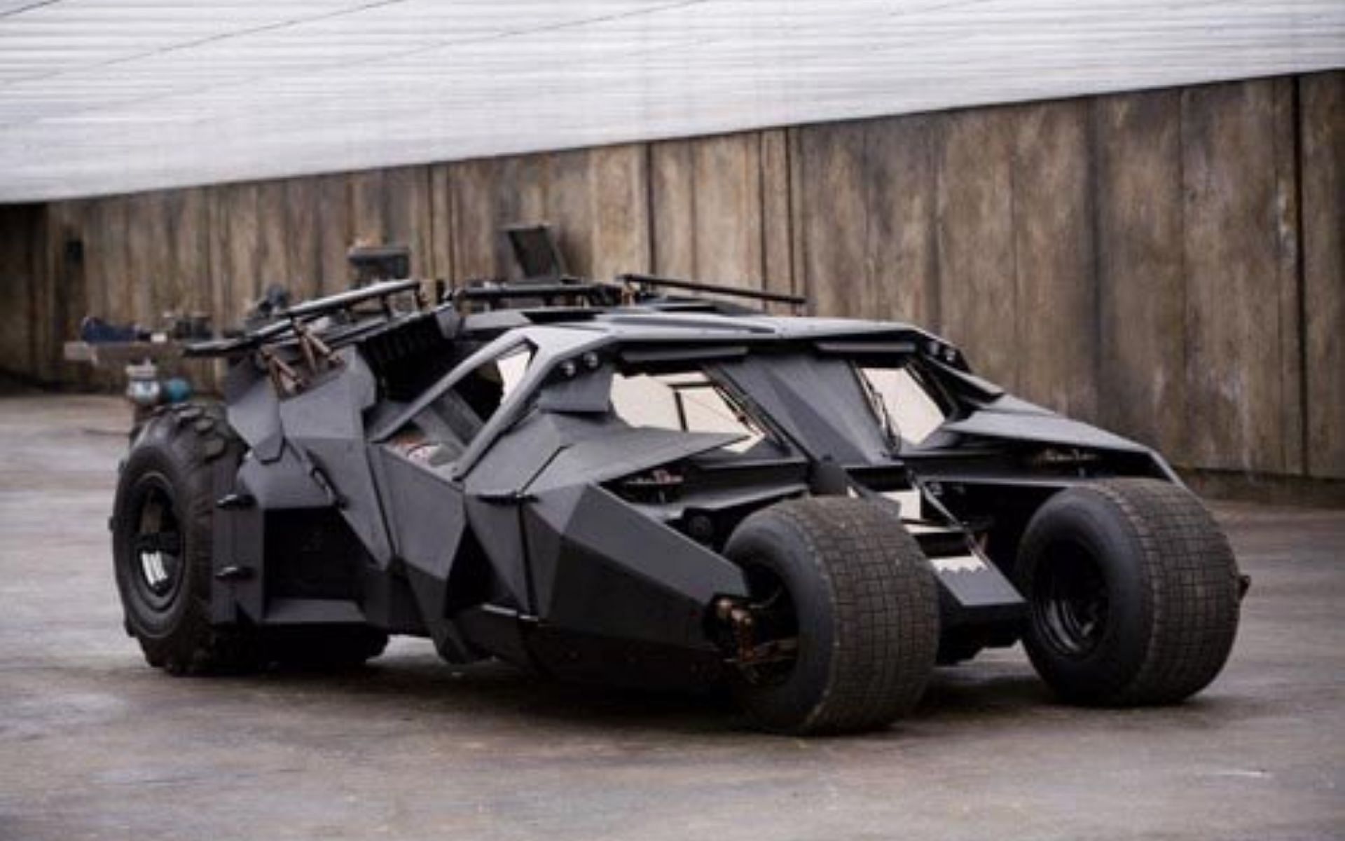 La Batmobile de Christian Bale dans la trilogie The Dark Knight de 2005 à 2012 (Image via @_fireandice/Twitter)
