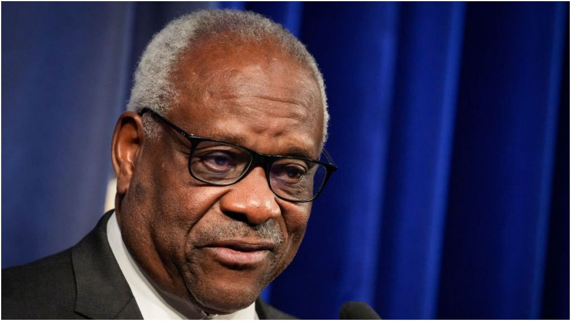 Justice Clarence Thomas was hospitalized with flu-like symptoms (Image via Getty Images/Drew Angerer)