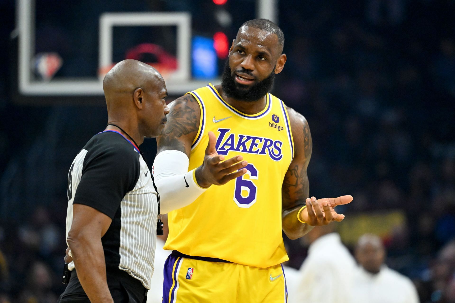 LeBron James of the LA Lakers complains to referee Tom Washington.