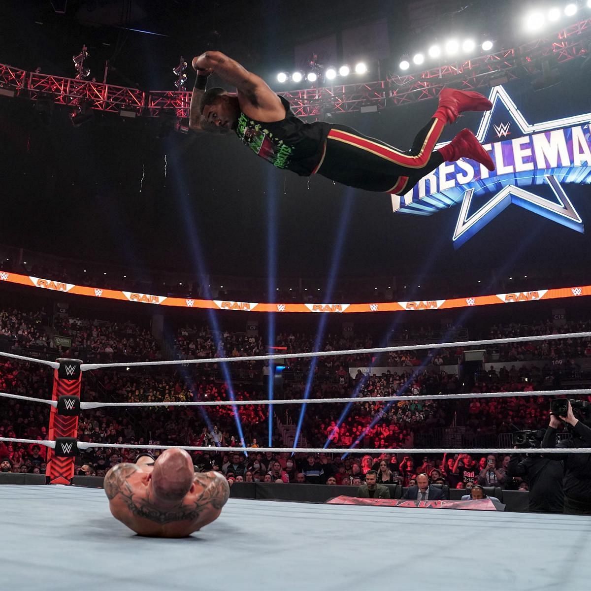 WWE Raw में रैंडी ऑर्टन के ऊपर फ्रॉग स्पलैश मूव लगाते हुए स्ट्रीट प्रॉफिट्स के मोंटेज फोर्ड 