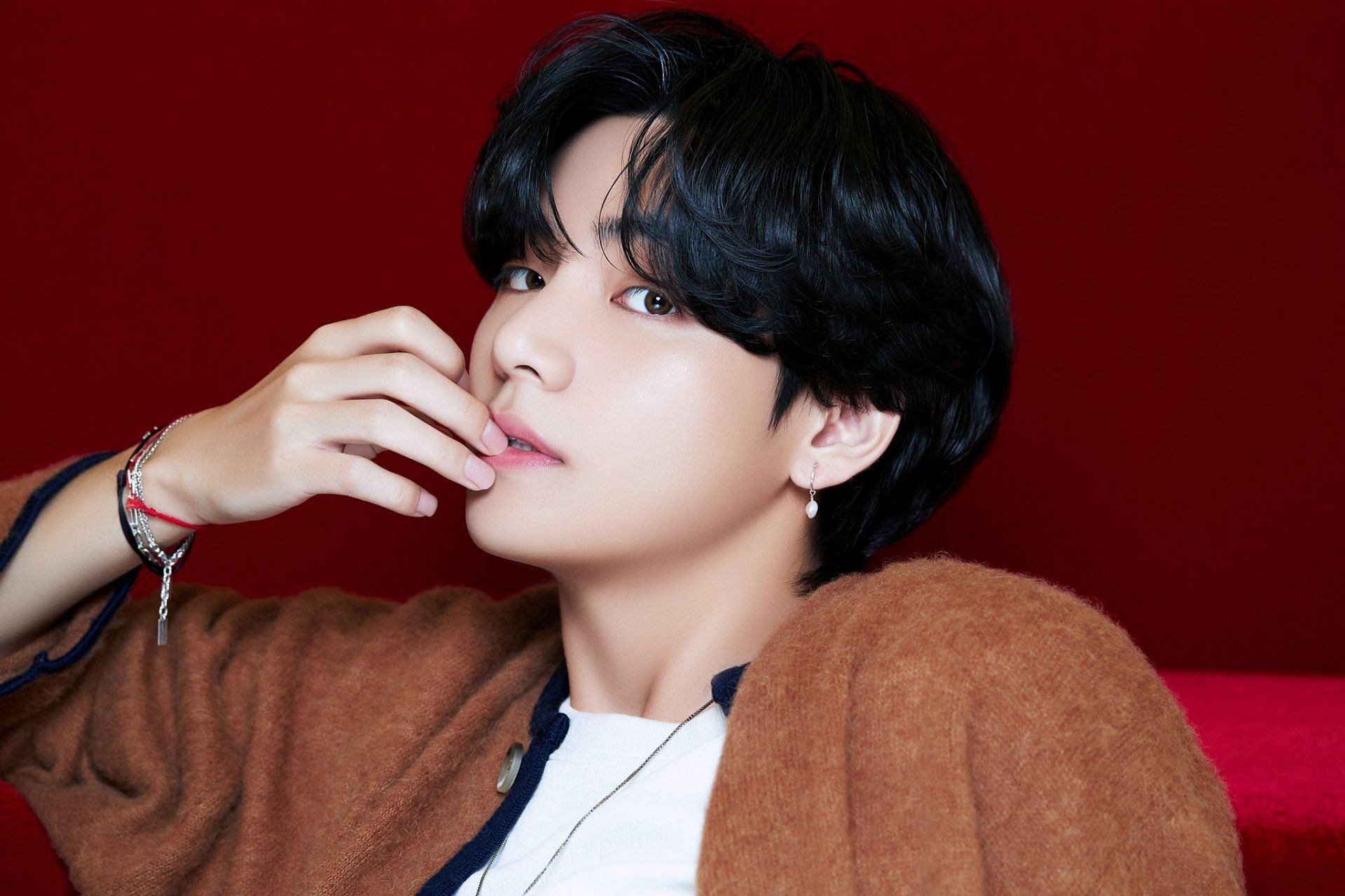 BTS' Taehyung drives his ARMYs crazy with recent photos on Instagram