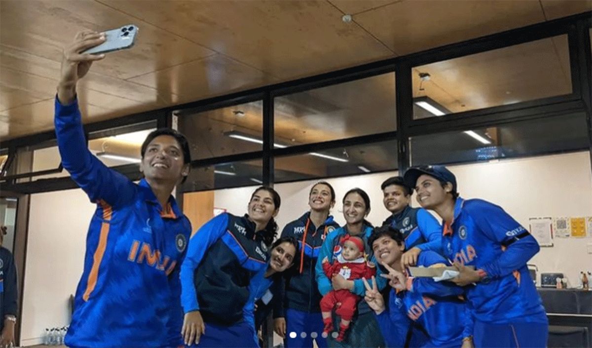 The Indian players enjoyed a wholesome moment with their Pakistan counterparts (Pic Credits: Rediff)