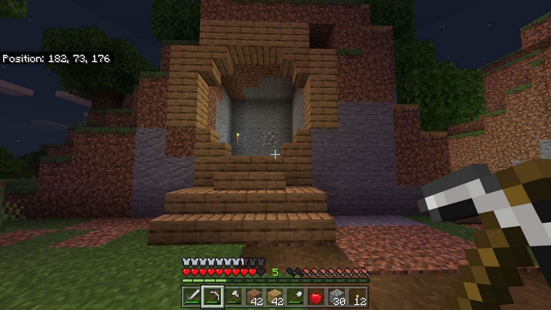 Une pré-décoration d'entrée de trou de hobbit de base (Image via Minecraft Amino)