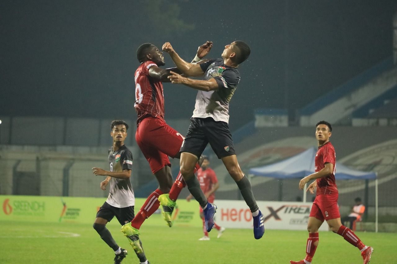 Churchill Brothers FC and Sreenidi Deccan FC players going for the ball. (Image Courtesy: Twitter/ILeagueOfficial)