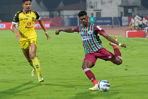 ATK Mohun Bagan's Liston Colaco (R) crosses the ball against Hyderabad FC. [Credits: ISL]