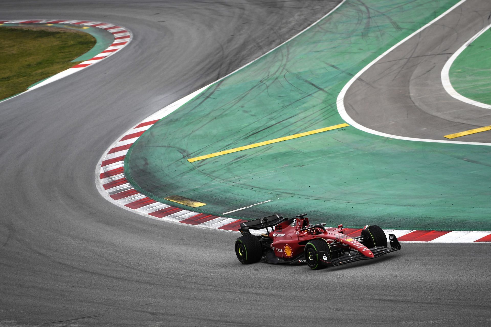 Carlos Sainz driving the Ferrari F1 -75 around Circuit de Catalunya (Photo by Rudy Carezzevoli/Getty Images)