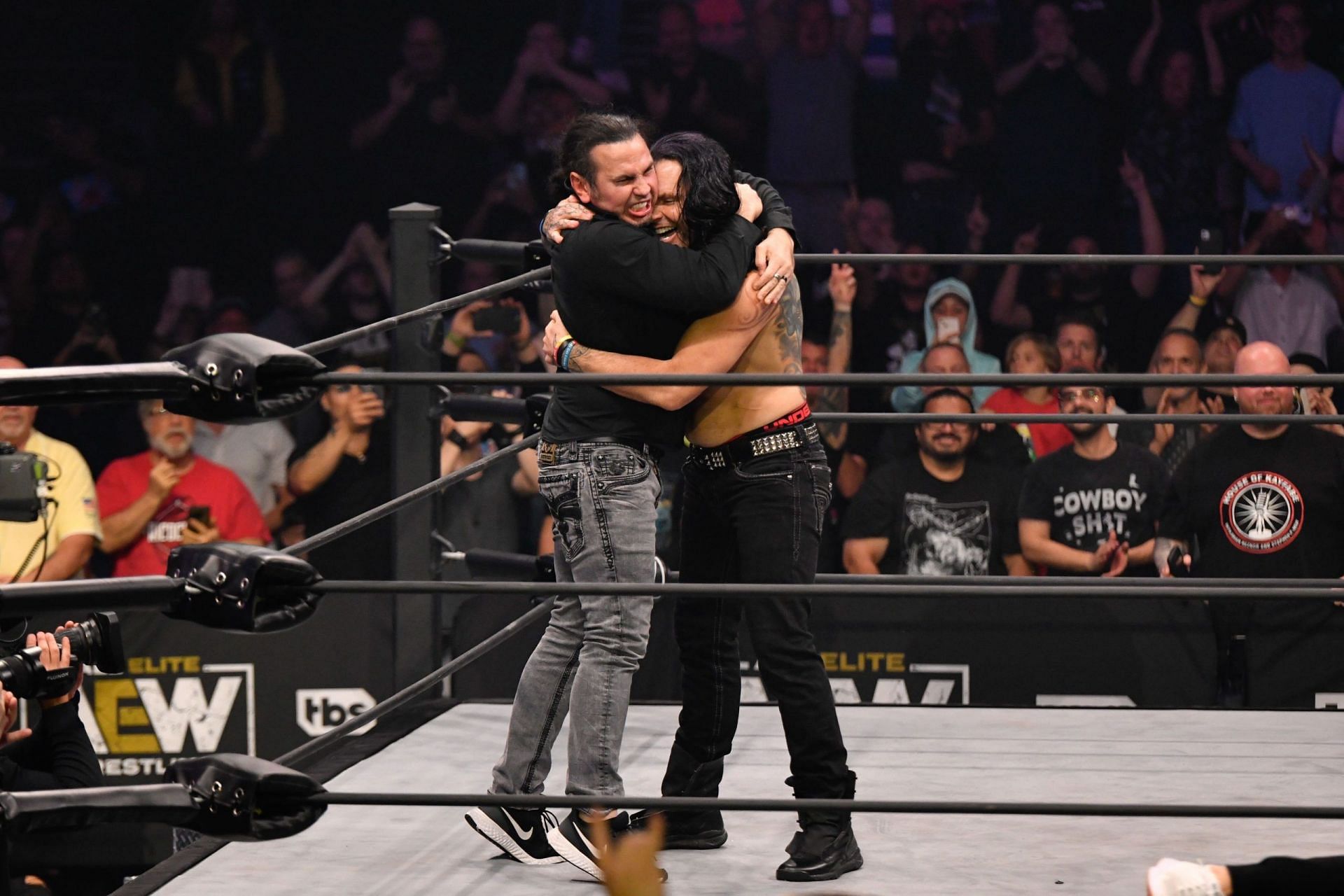 Jeff and Matt Hardy were wildly cheered by the San Antonio crowd on this week&#039;s Dynamite.