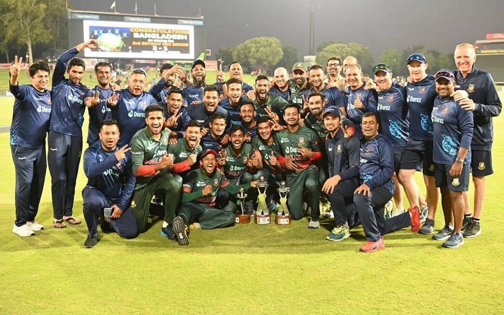 सीरीज में जीत दर्ज करने वाली बांग्लादेशी टीम 