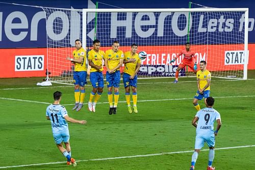 Hyderabad FC's Edu Garcia takes a free-kick that is eventually saved by Kerala Blasters FC custodian Prabhsukhan Gill (Image Courtesy: ISL)