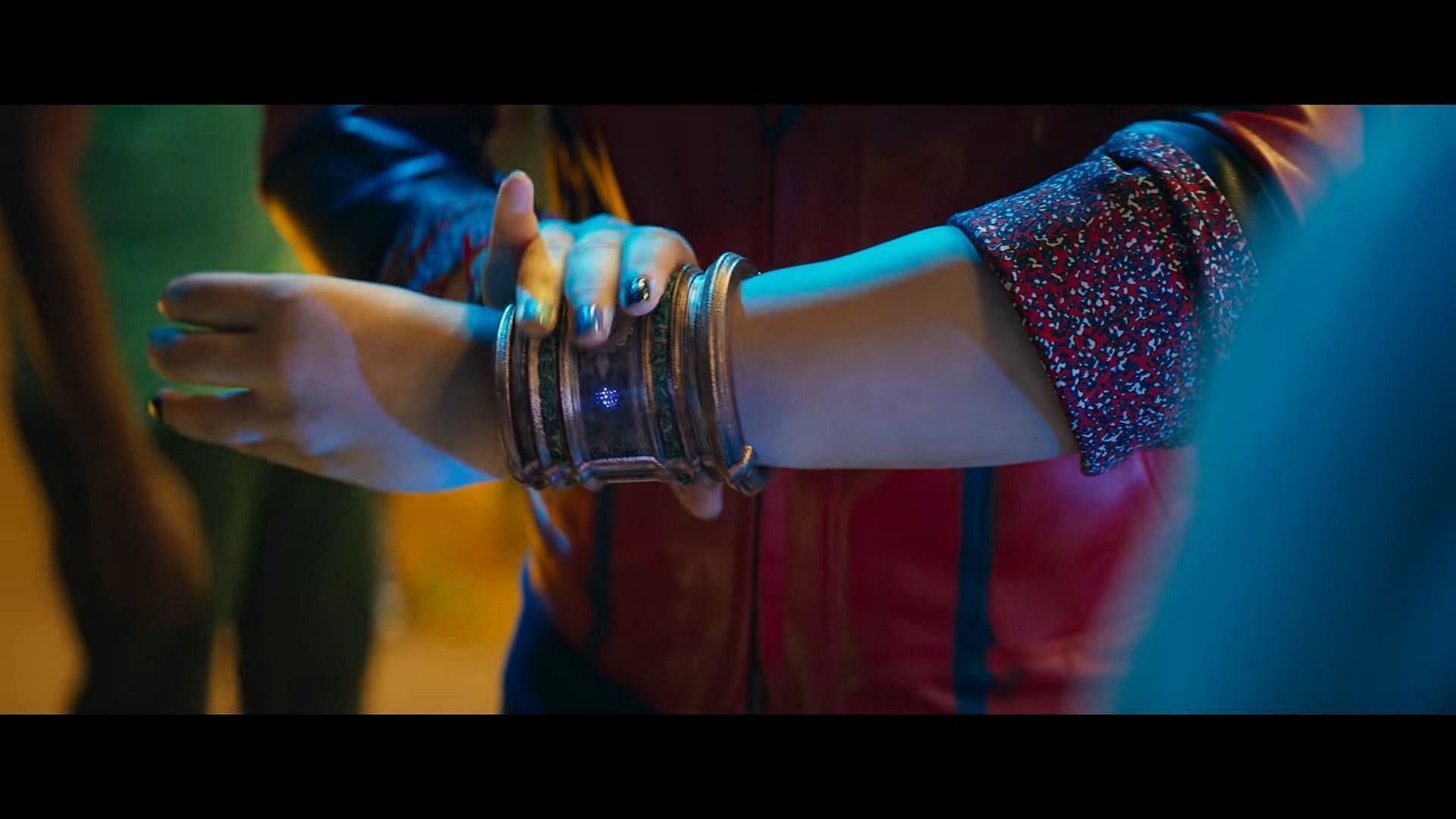 The bracelet in the trailer (Image via Marvel Studios)