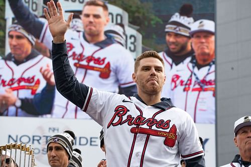 Freddie Freeman salutes the fans