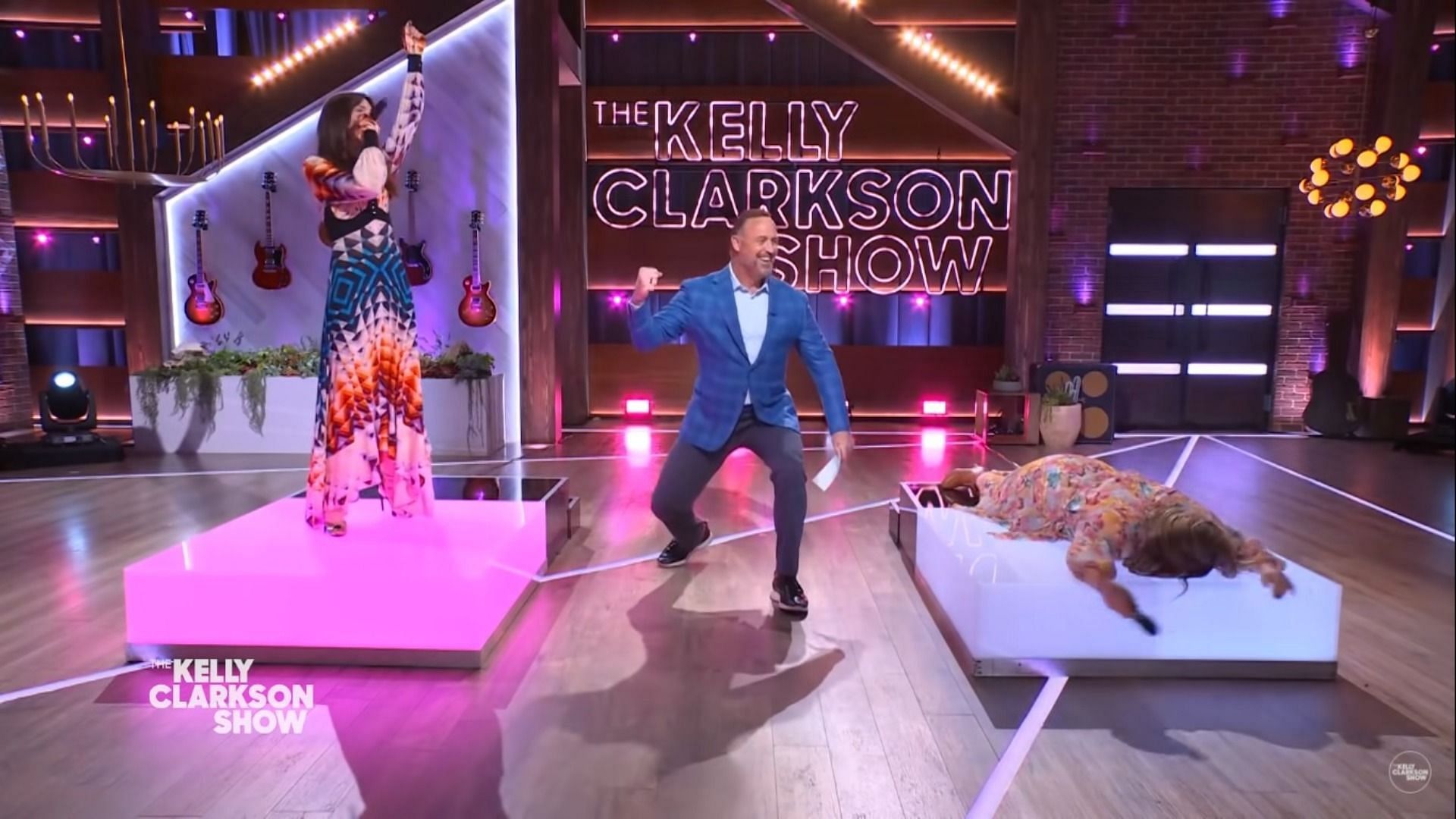 Clarkson&#039;s reaction to Hathaway beating her (Image via The Kelly Clarkson Show/YouTube)