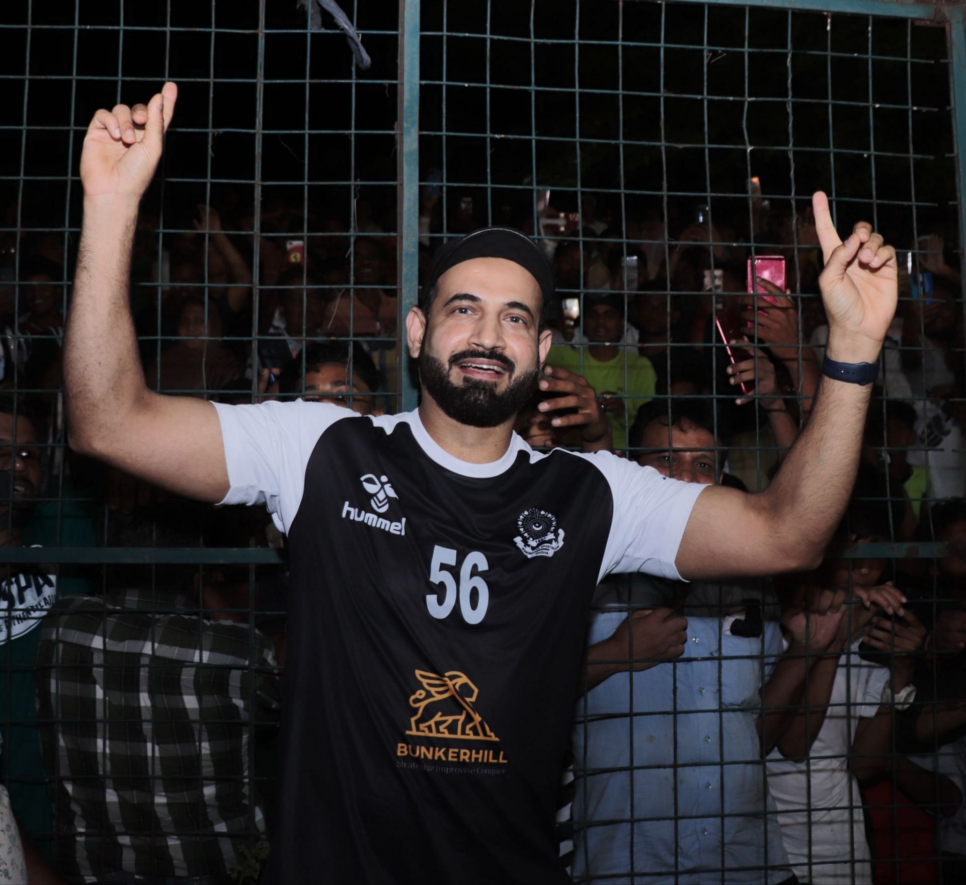Irfan Pathan enjoying himself amidst Mohammedan&#039;s passionate fans. Image: MSC