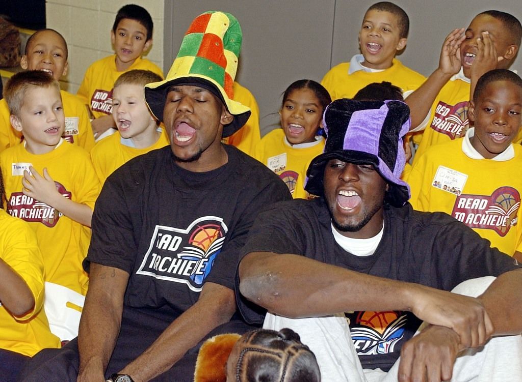 LeBron James and Darius Miles. (Photo: HoopsHype)