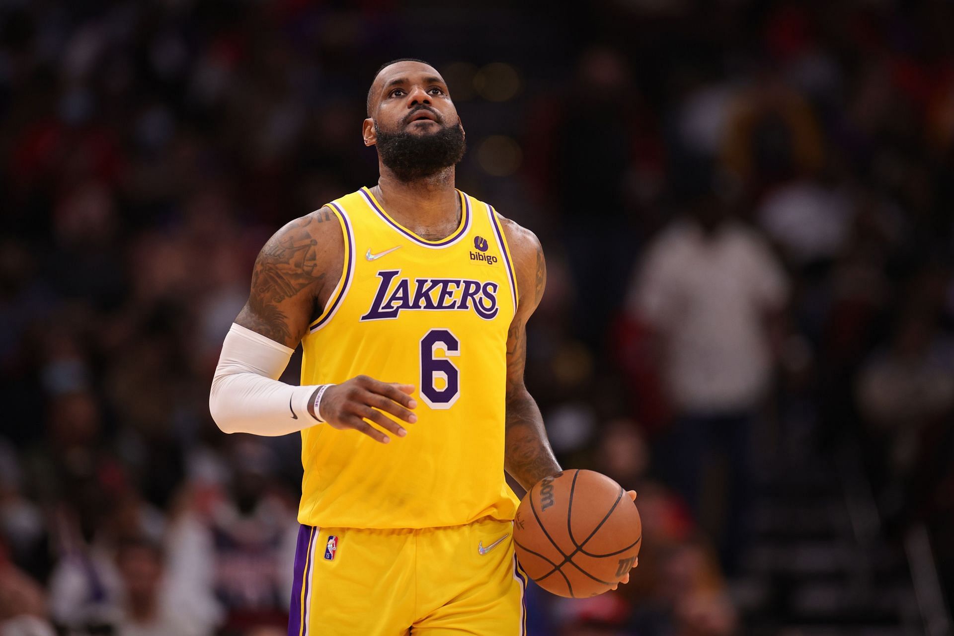 Should the LA Lakers continue to play LeBron James at center? Here's ...