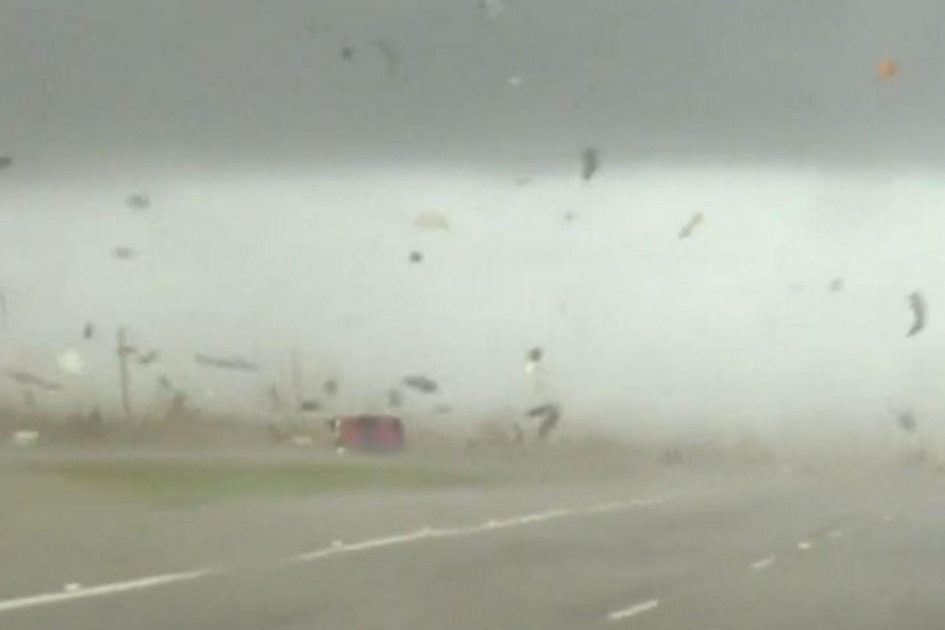 Video of truck bracing the storms in Texas goes viral on twitter (Image via brianemfinger/Twitter)