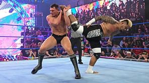 870 दिन तक चैंपियन रहने वाले WWE दिग्गज ने Roman Reigns के भाई की विनिंग स्ट्रीक खत्म की, चारों खाने चित हुआ Superstar