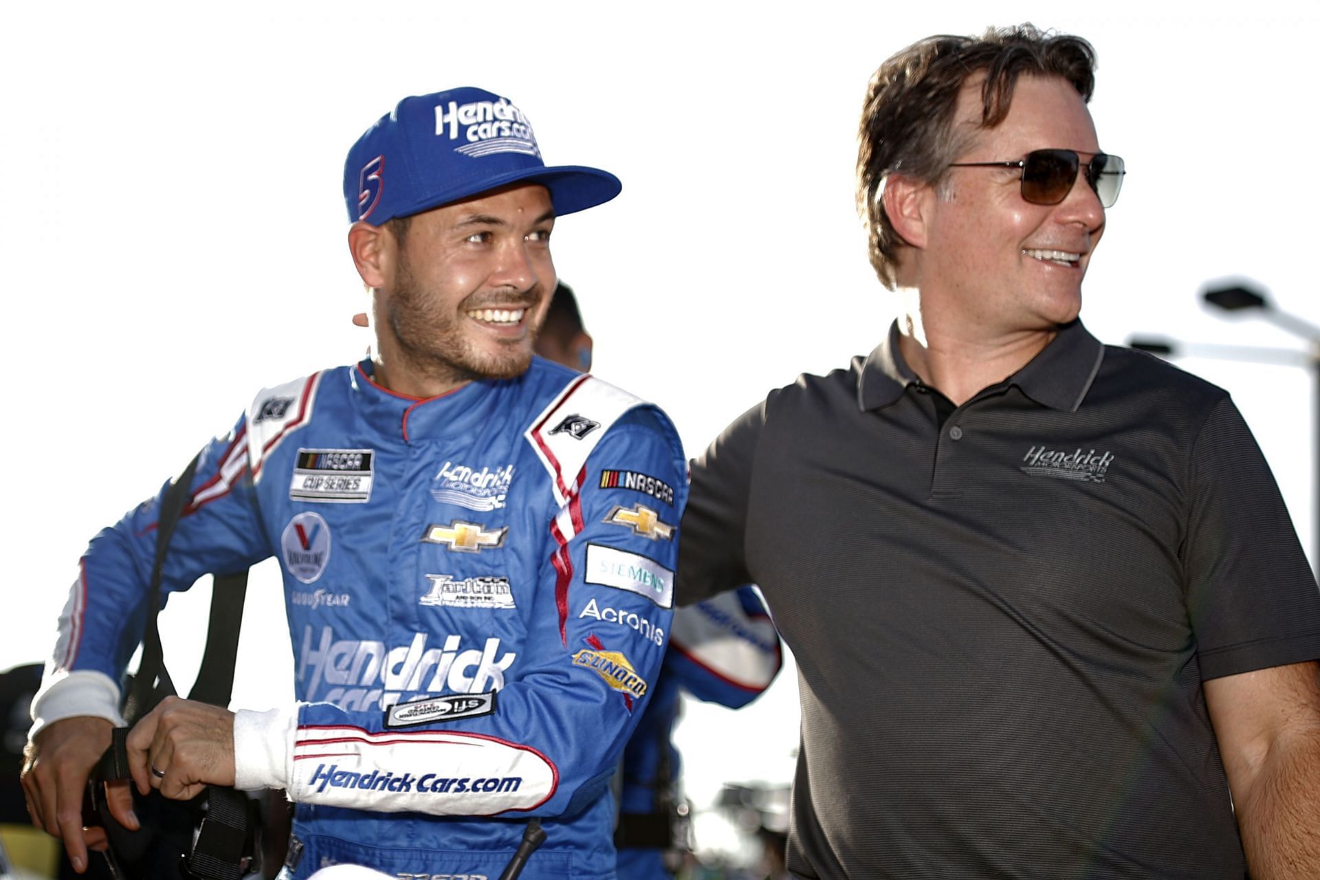 Kyle Larson (left) and Jeff Gordon (right) at NASCAR Cup Series Cook Out Southern 500
