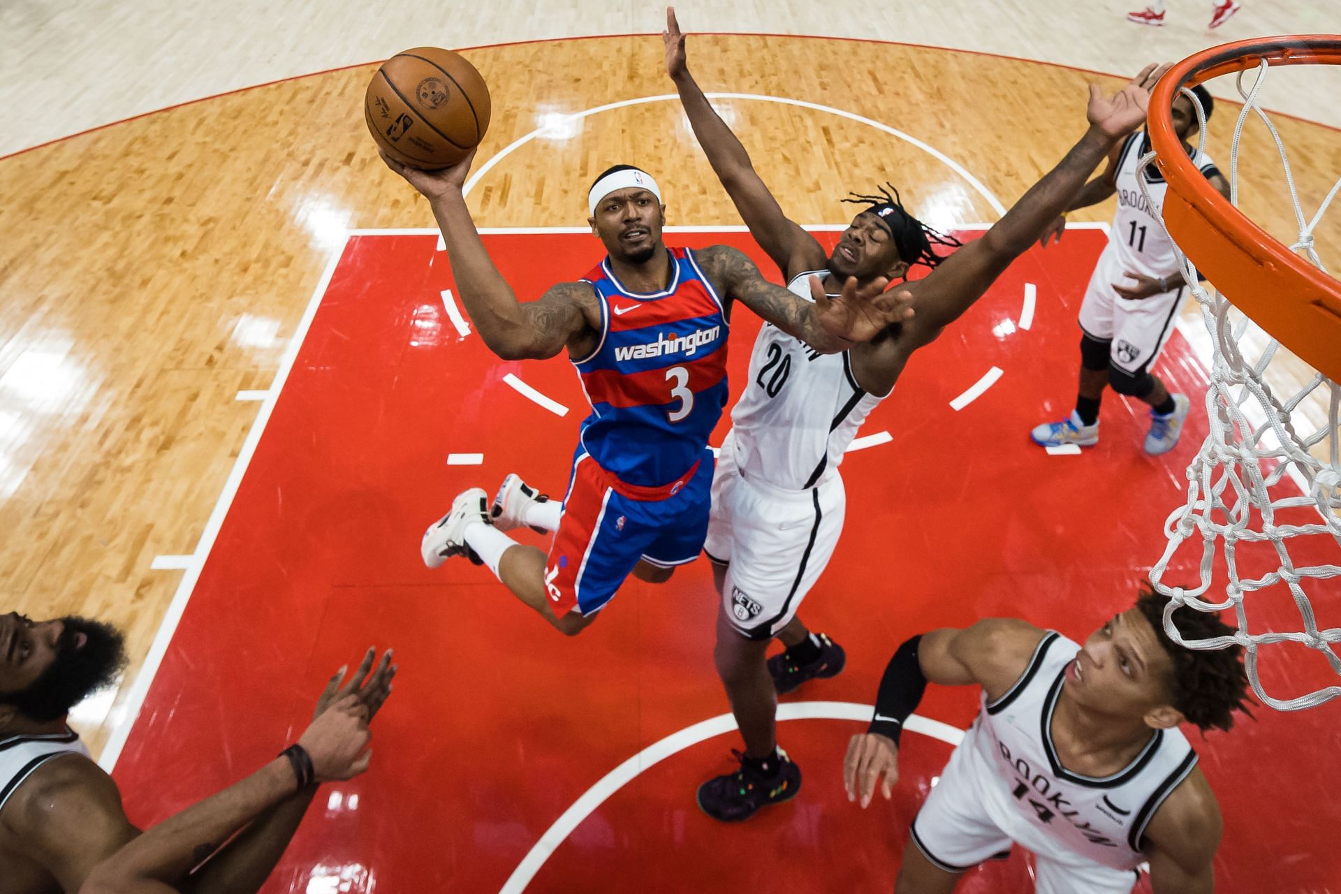 Washington Wizards guard Bradley Beal drives to basket