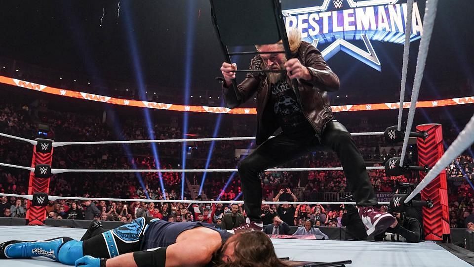 WWE में स्टील चेयर से एजे स्टाइल्स का बुरा हाल करते हुए ऐज 