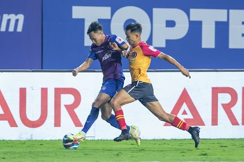 Bengaluru FC's Udanta Singh vying for the ball against SC East Bengal's Huidrom Naocha Singh (Image Courtesy: ISL)