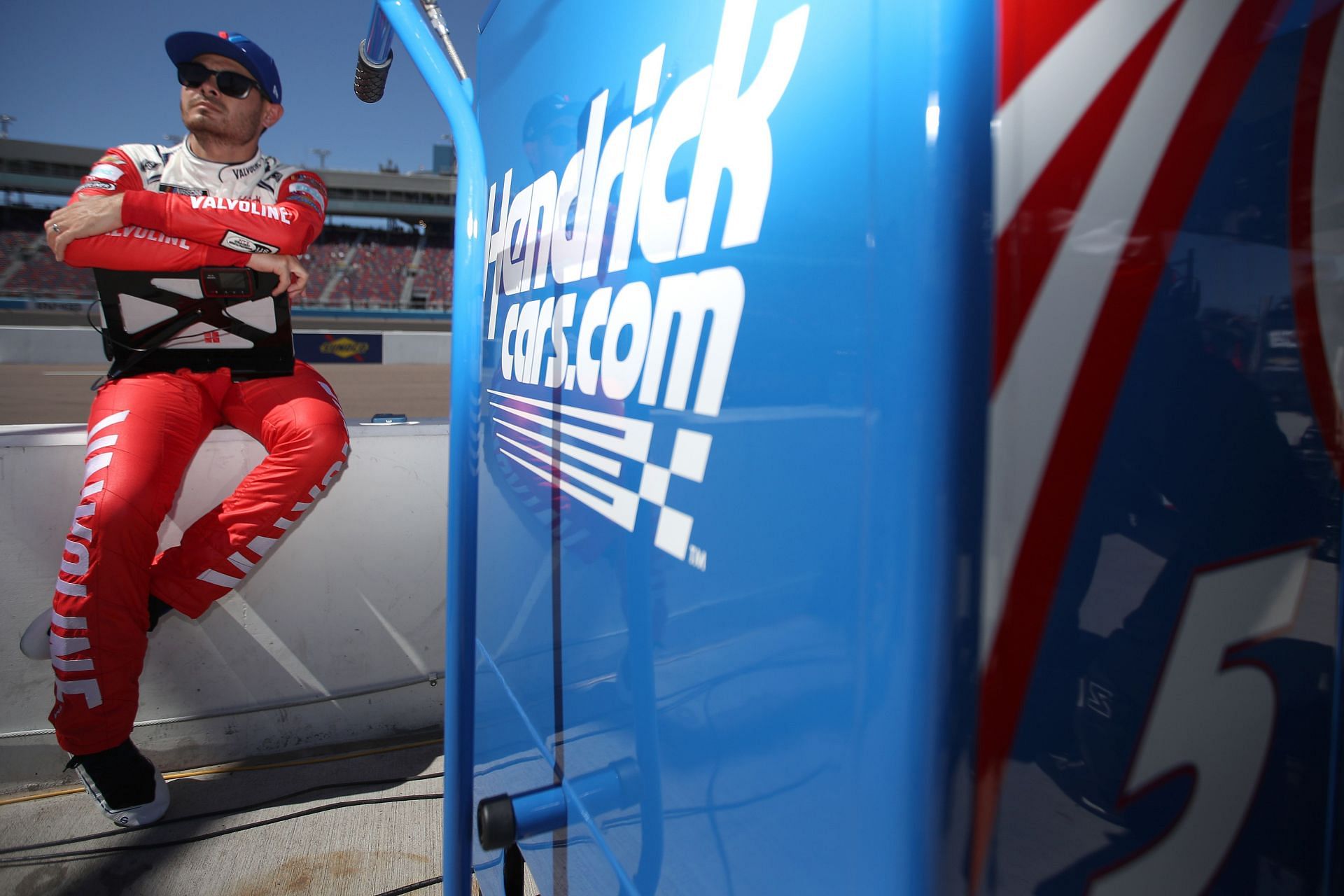 Kyle Larson waits on the grid during qualifying for the Ruoff Mortgage 500 at Phoenix Raceway