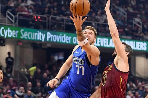 Kevin Love contesting an attempt from Luka Doncic