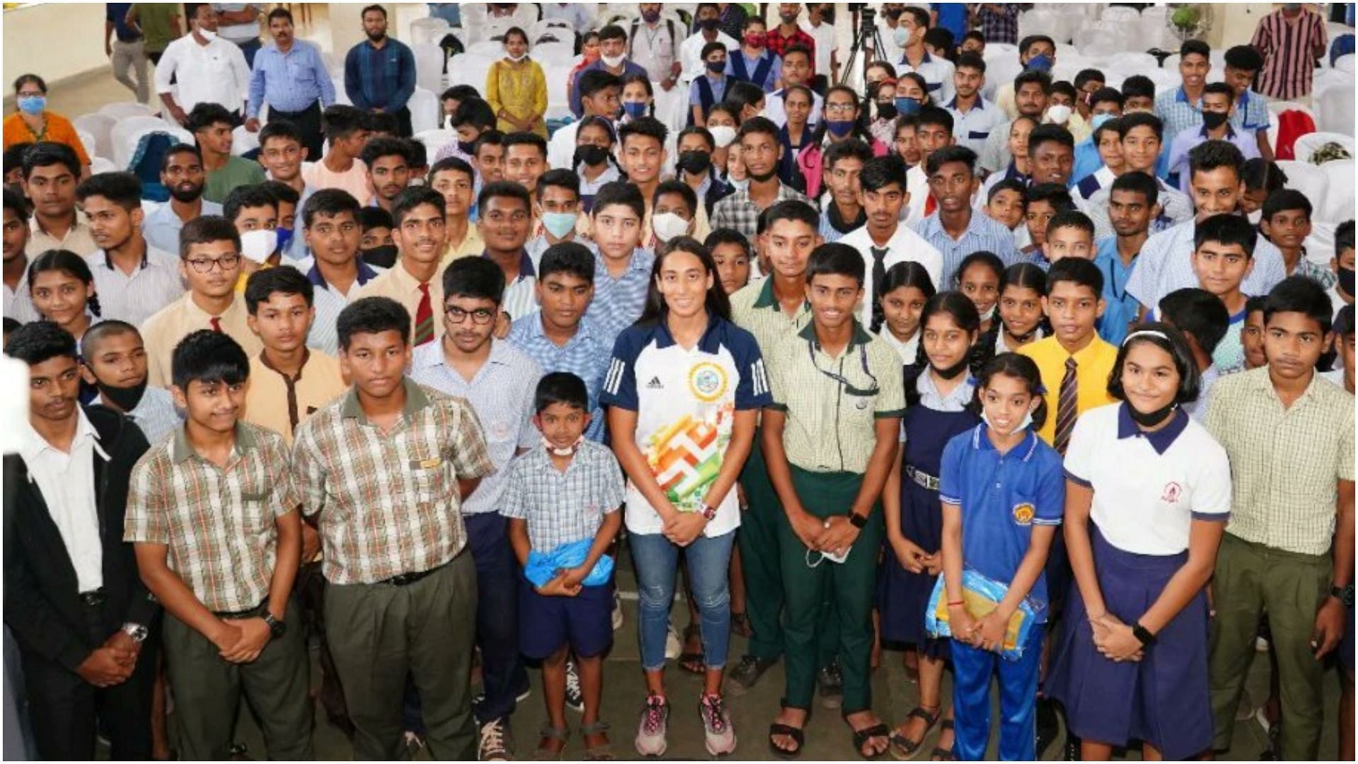 &#039;Meet the Champions&#039;: Maana Patel with students (Pic Credit: SAI)