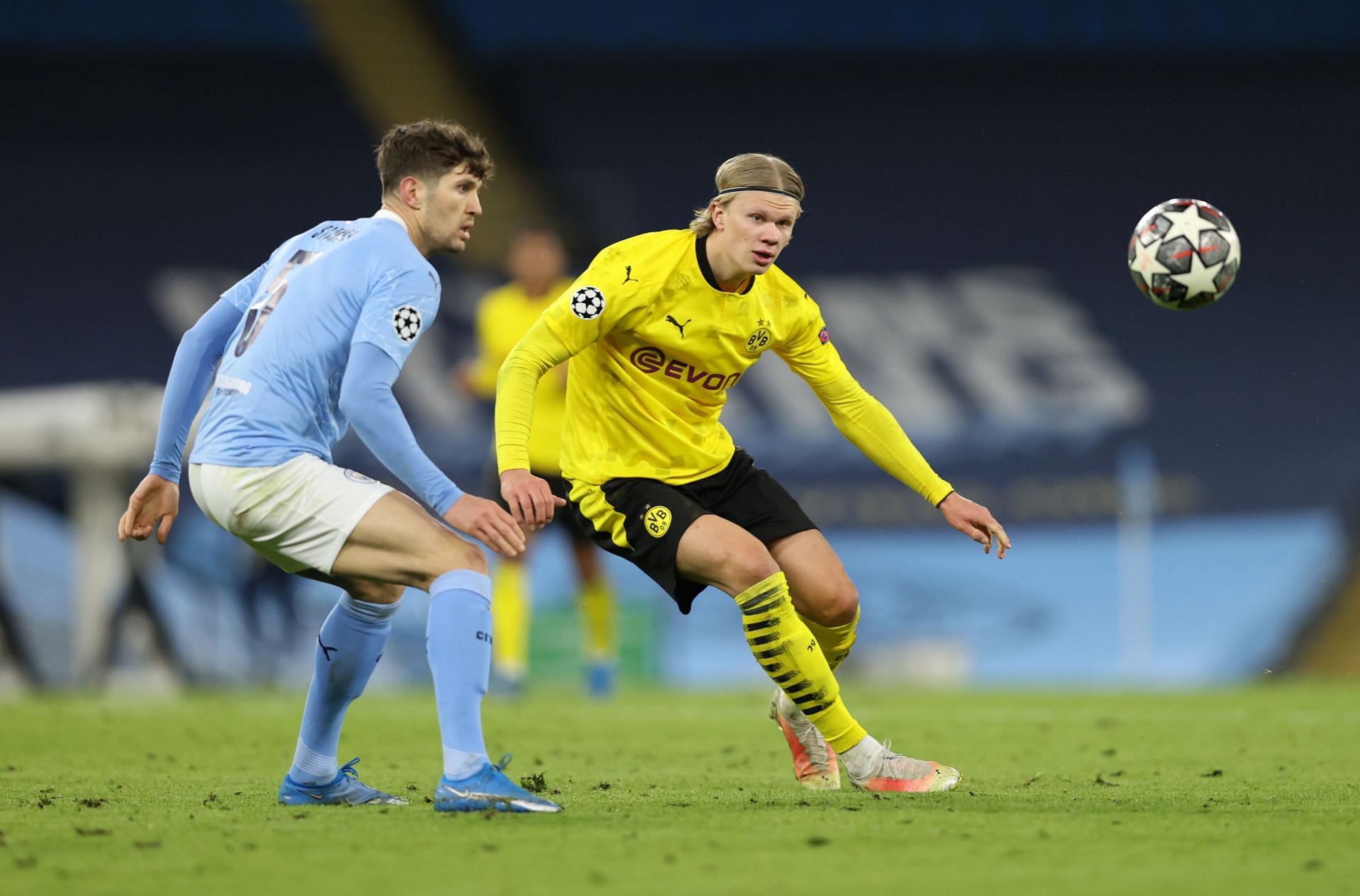 Erling Haaland (R) of Borussia Dortmund battles Manchester City&#039;s John Stones (L)
