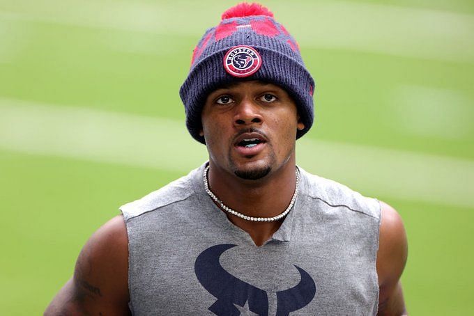 LeBron James and Patrick Mahomes Have Starkly Contrasting Reactions to Deshaun  Watson's Trade to Cleveland - EssentiallySports