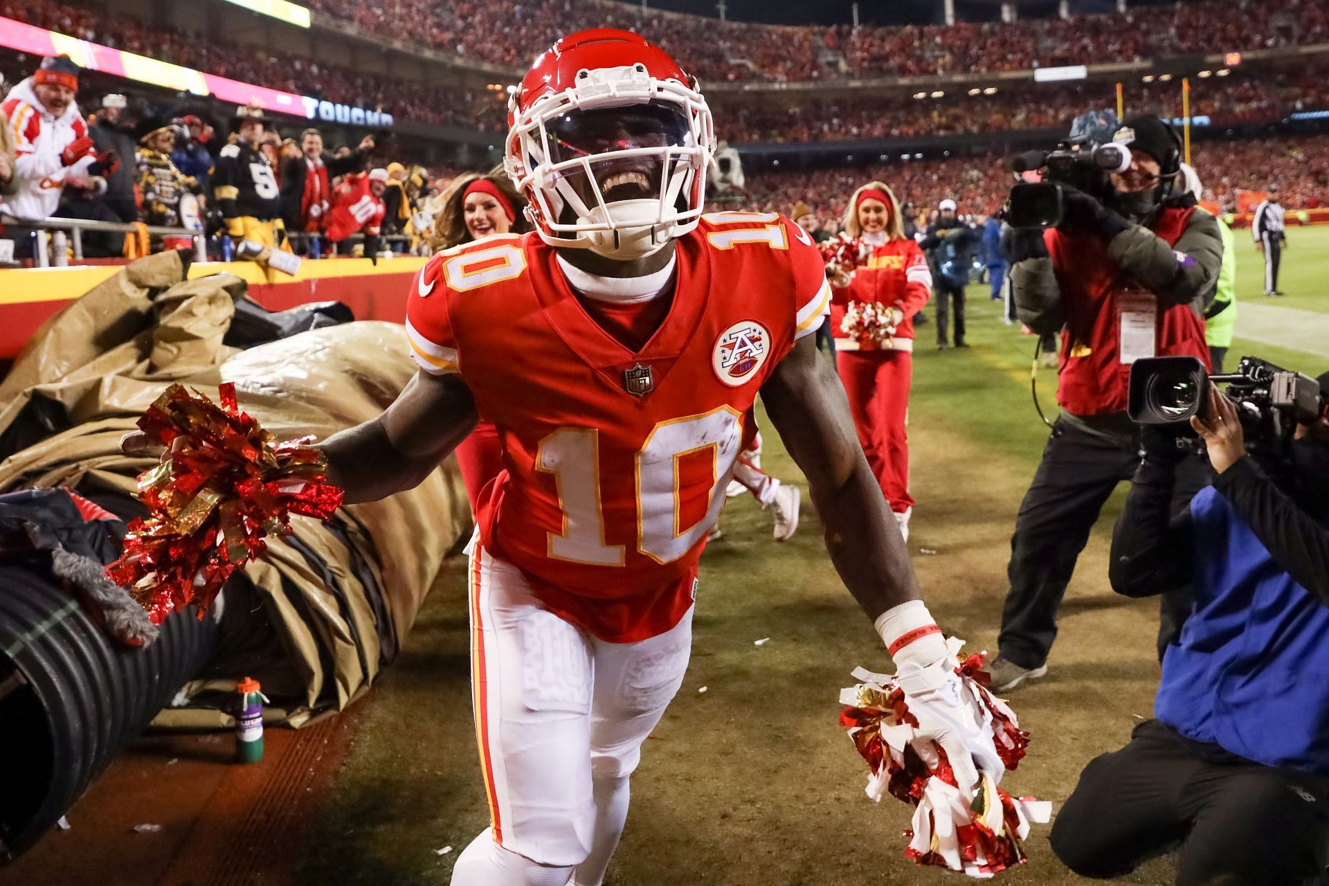 The Miami Dolphins beat out the Jets to land Chiefs&#039; Tyreek Hill