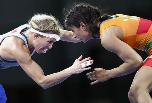 India's star wrestler Vinesh Phogat (R) in action at the 2018 Commonwealth Games (Image courtesy: Getty Images)