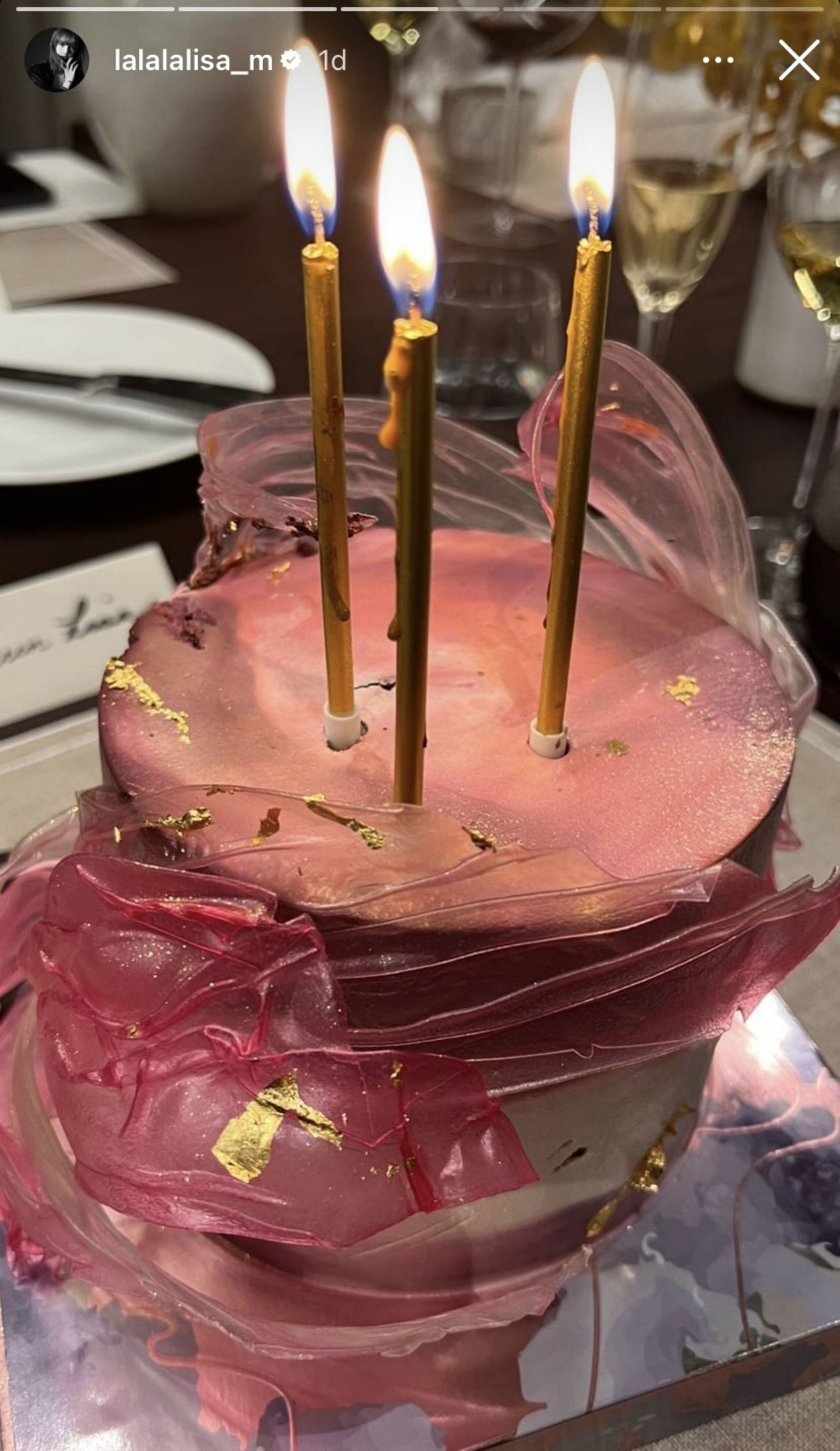 Lisa&#039;s pretty pink-colored cake with gold dust (Image via lalalalisa_m/Instagram)