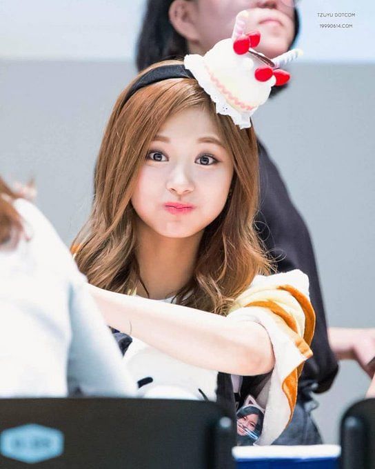 TWICE fans ask for justice for Tzuyu given the idol's noticeable