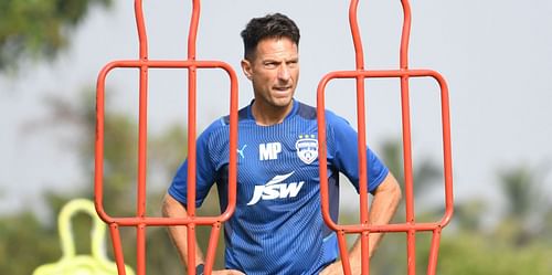 Bengaluru FC head coach Marco Pezzaiuoli looks on during a training session. (Image Courtesy: Twitter/bengalurufc)