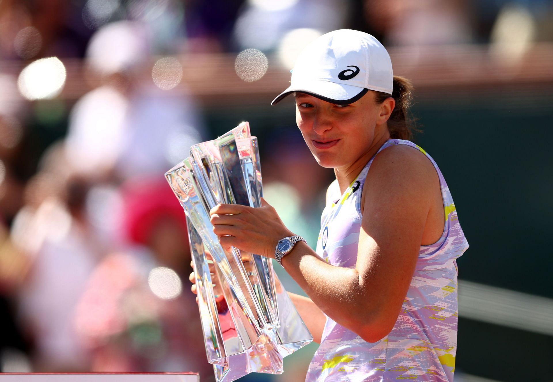 Iga Swiatek with the trophy at the 2022 Indian Wells Open