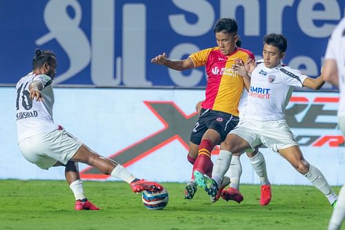 SC East Bengal Lalrinliana Hnamte in action against NorthEast United FC (Image Courtesy: ISL)