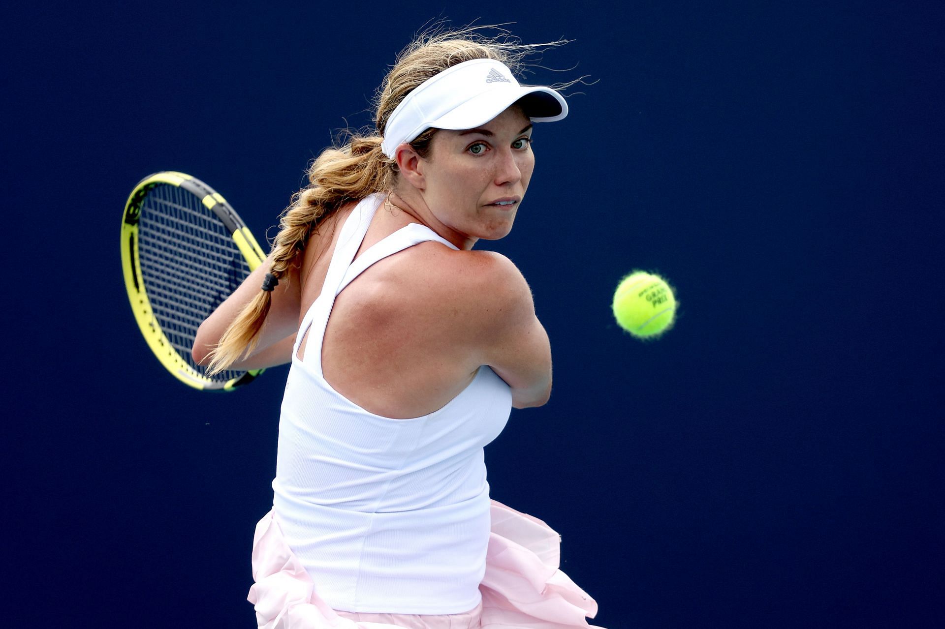 Danielle Collins hits a backhand at the 2022 Miami Open