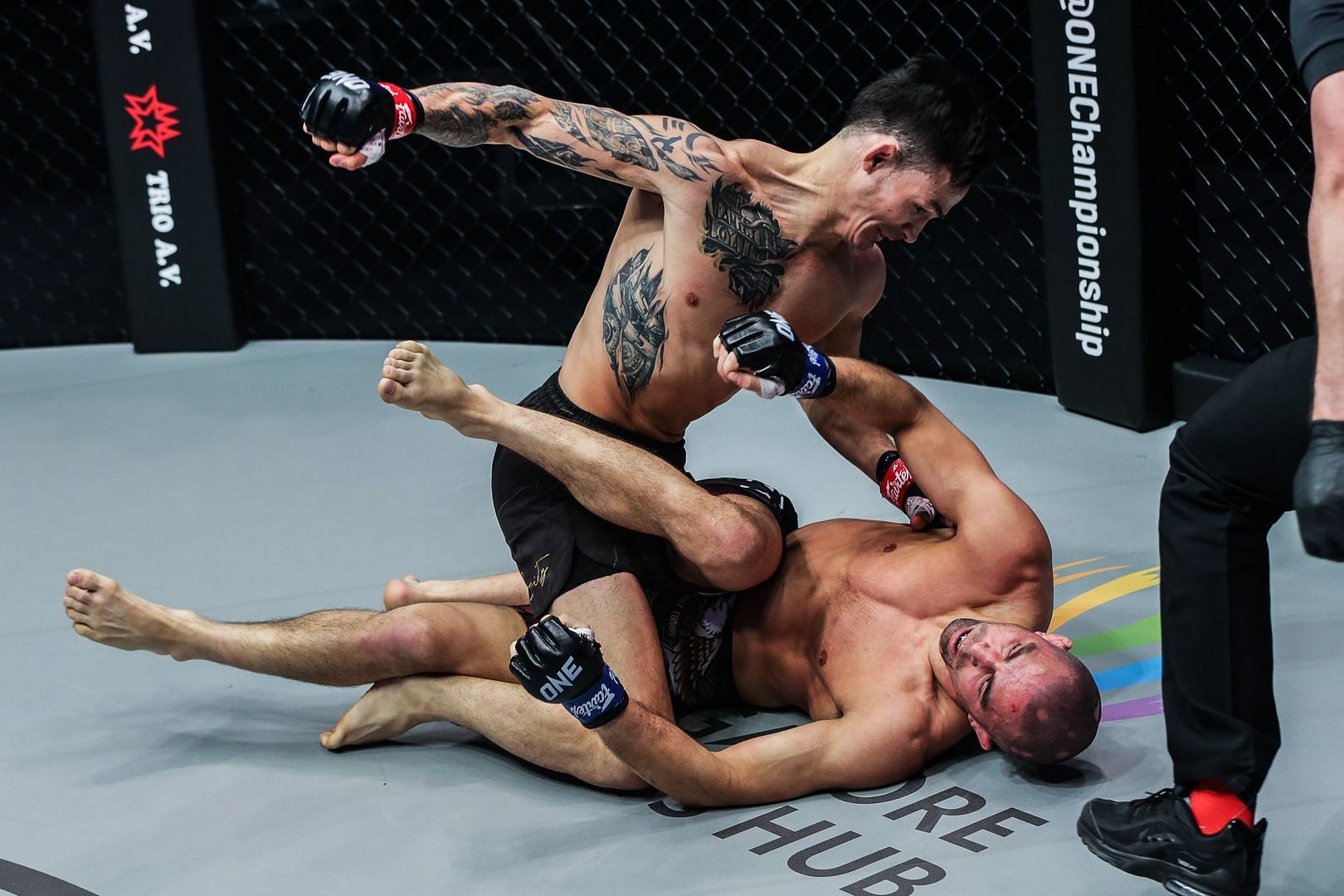 Thanh Le (left) defended his title versus Garry Tonon (right). [Photo: ONE Championship]