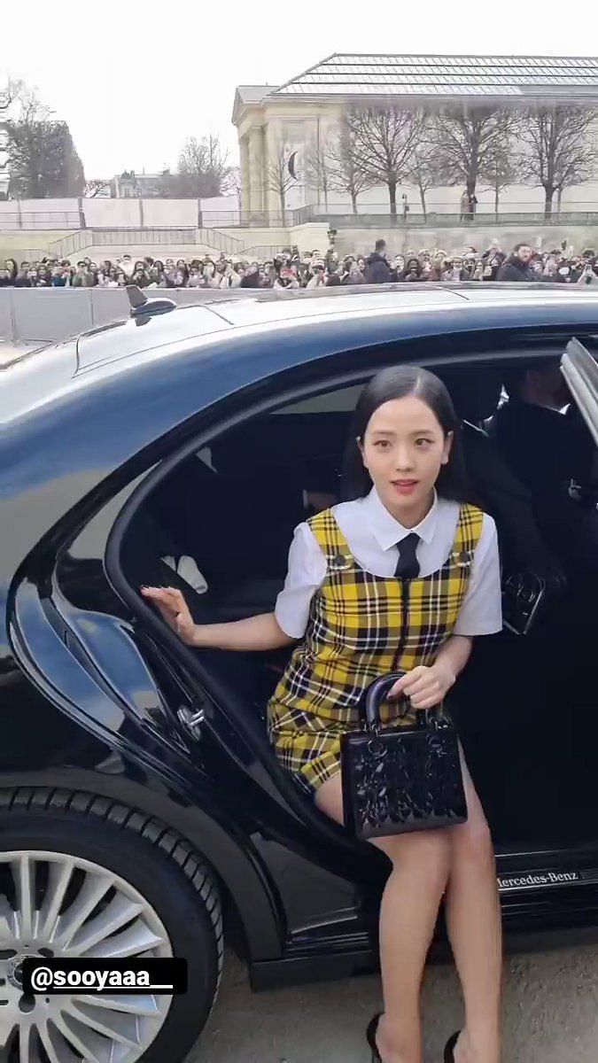 Jisoo BLACKPINK Disambut Keriuhan Fans di Paris Fashion Week