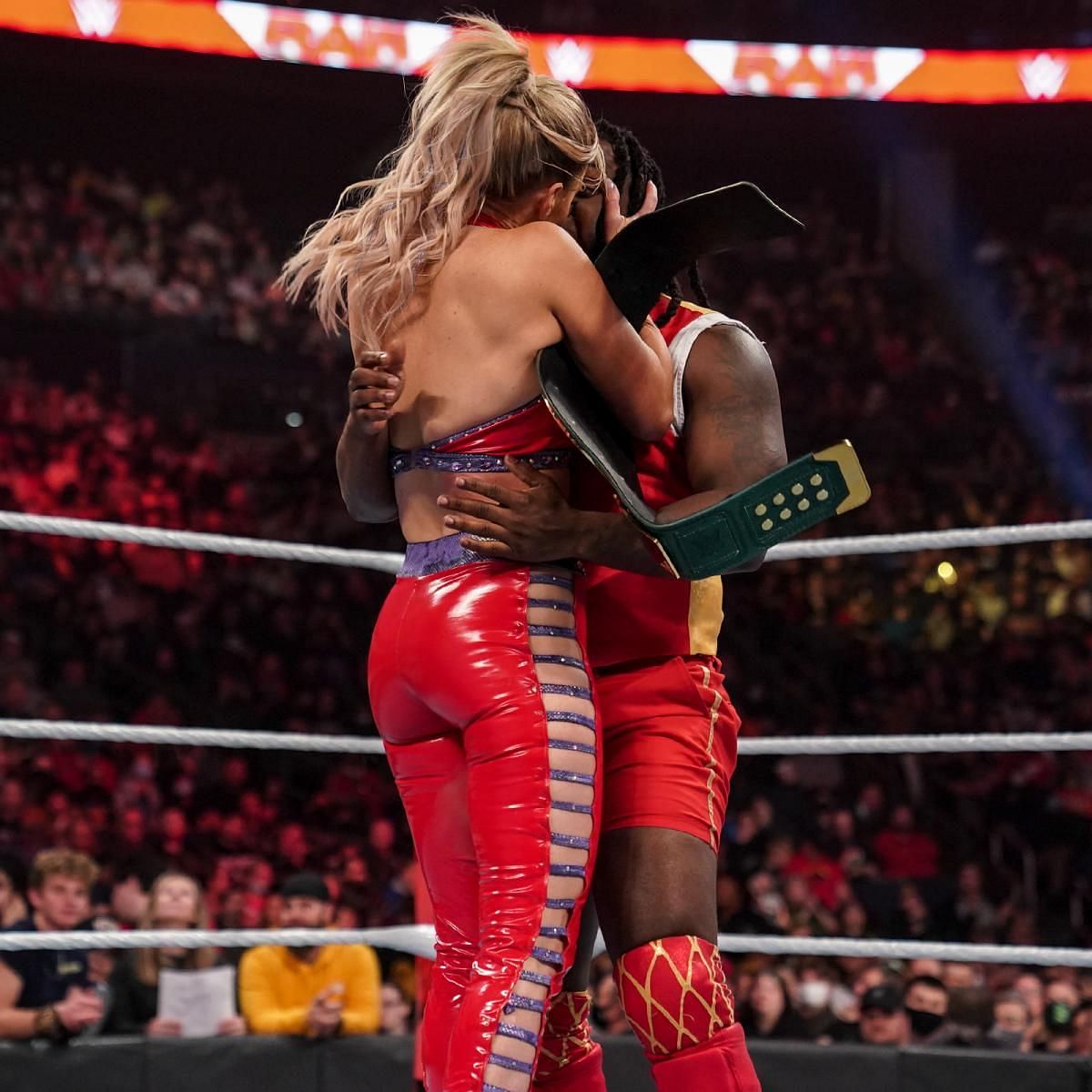 WWE Raw में मिक्स्ड टैग टीम मैच में जीत दर्ज करने के बाद डैना ब्रुक ने रेजी को किस किया 