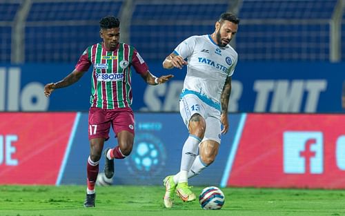 Jamshedpur FC's Eli Sabia takes the ball away from ATK Mohun Bagan's Liston Colaco (Image Courtesy: ISL)