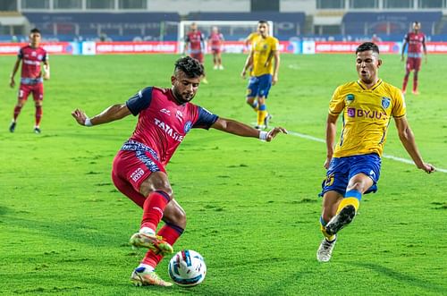 Jamshedpur FC's Mobashir Rahman in action against Kerala Blasters FC's Sanjeev Stalin during their first-leg play-off in the ISL (Image Courtesy: ISL)