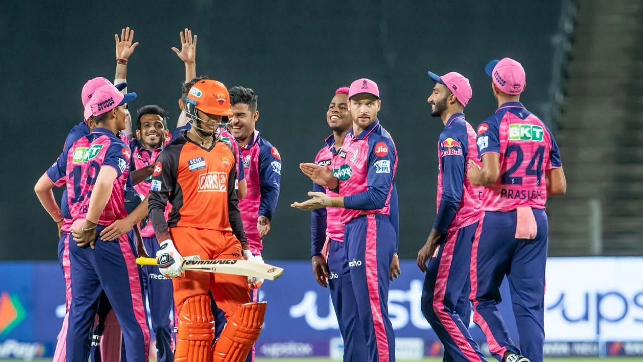 आईपीएल 2022 में राजस्थान रॉयल्स के खिलाफ सनराइज़र्स हैदराबाद के नाम दर्ज हुआ अनचाहा रिकॉर्ड चेन्नई की पारी के दौरान शॉट खेलते हुए हसी